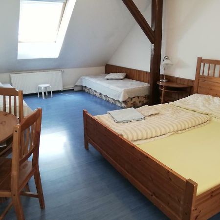 Pension U Kostela Cesky Brod Exterior foto