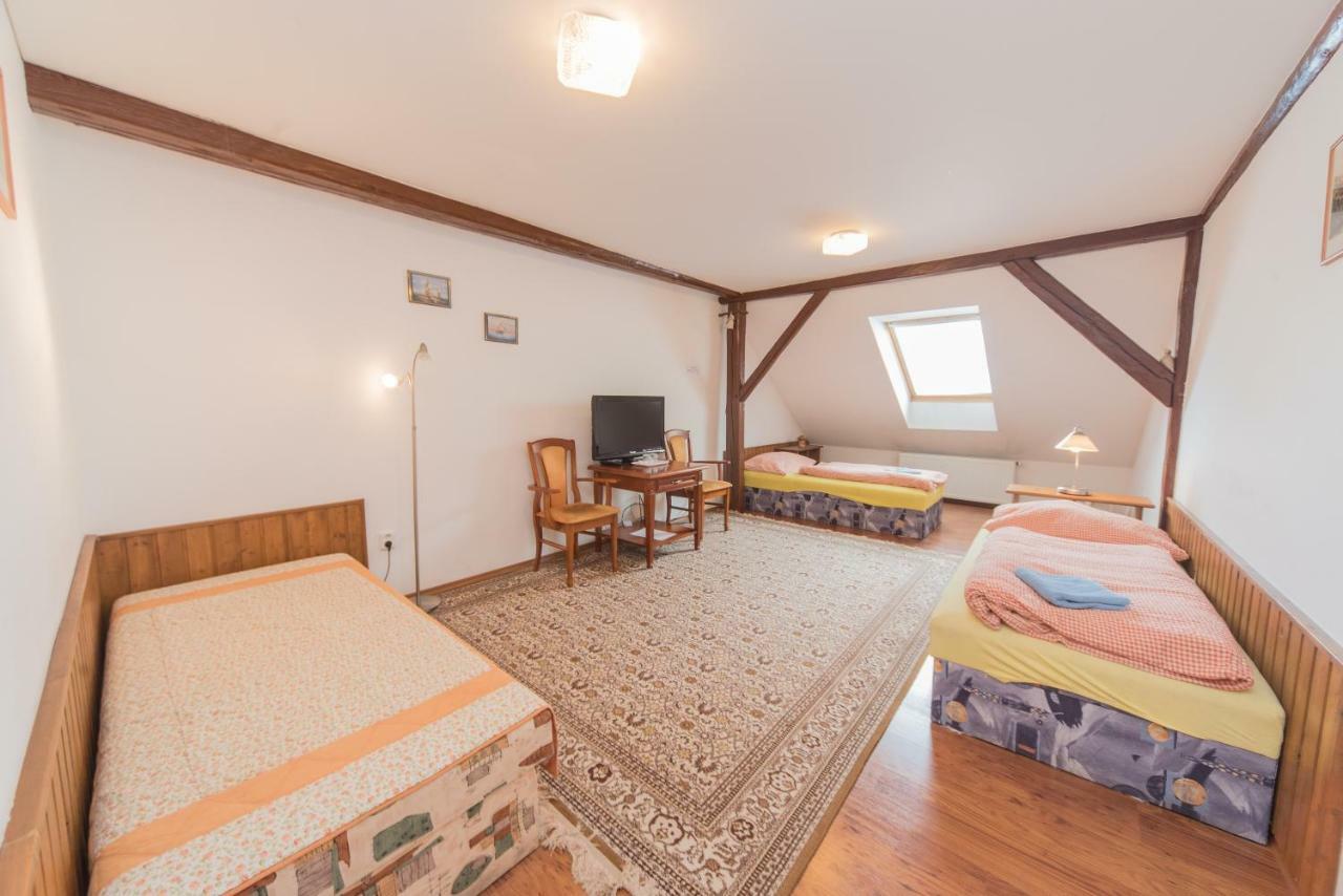 Pension U Kostela Cesky Brod Exterior foto