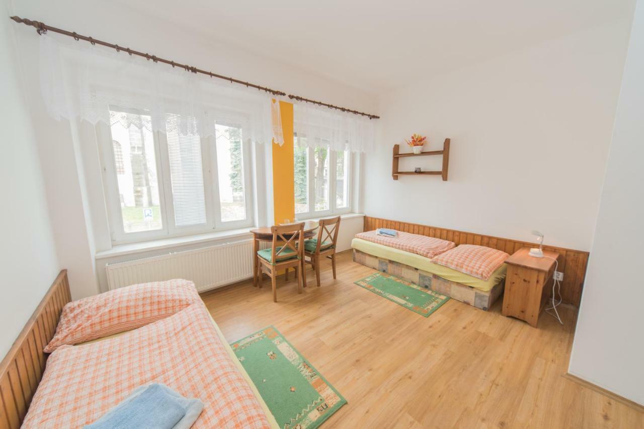 Pension U Kostela Cesky Brod Exterior foto