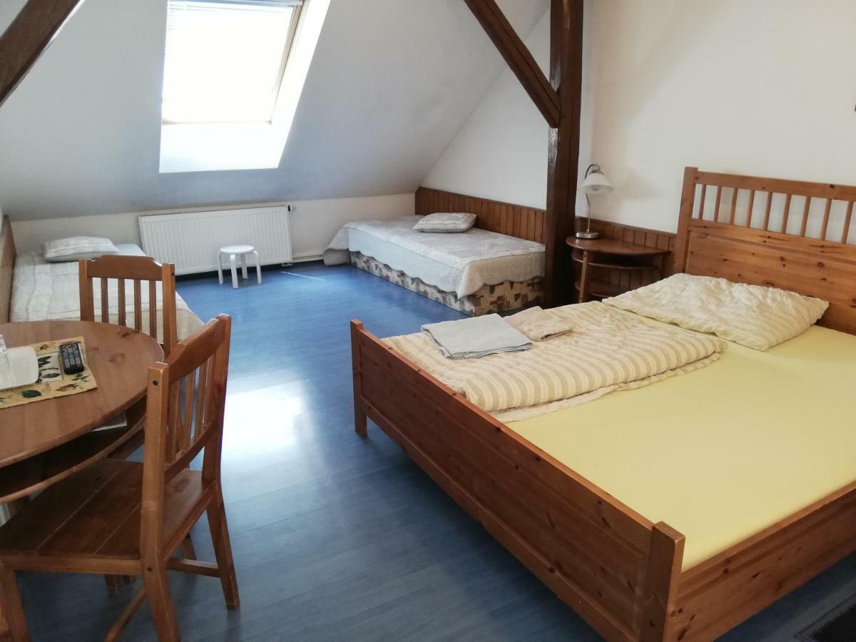 Pension U Kostela Cesky Brod Exterior foto