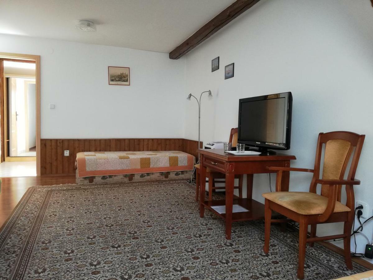 Pension U Kostela Cesky Brod Exterior foto