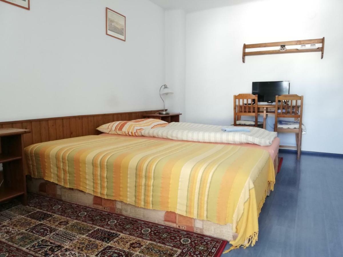Pension U Kostela Cesky Brod Exterior foto